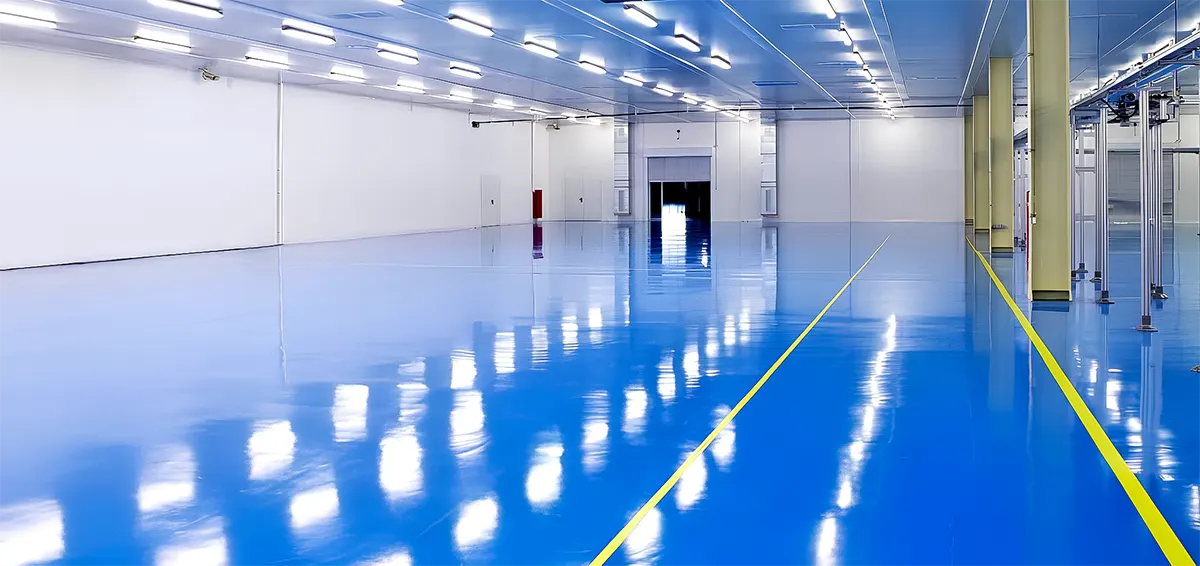 Sàn epoxy màu xanh hoàn thiện trong nhà xưởng công nghiệp với bề mặt bóng và đồng đều