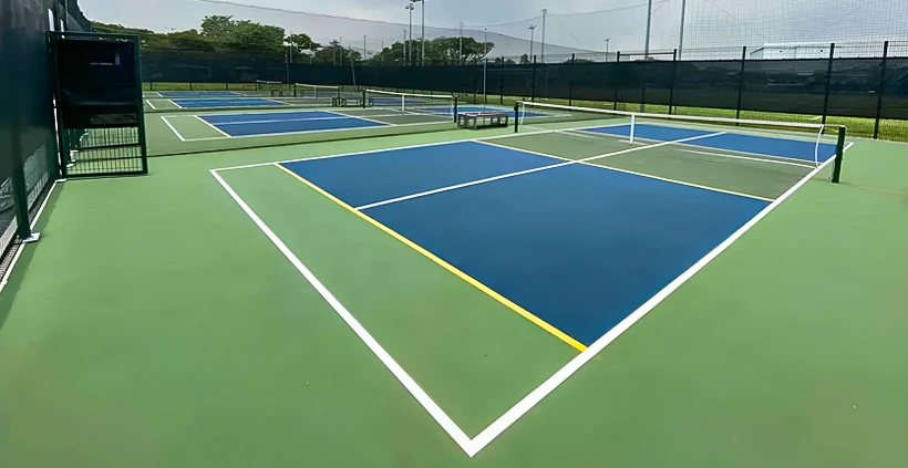 Sân pickleball và tennis ngoài trời với bề mặt sơn thể thao hoàn thiện