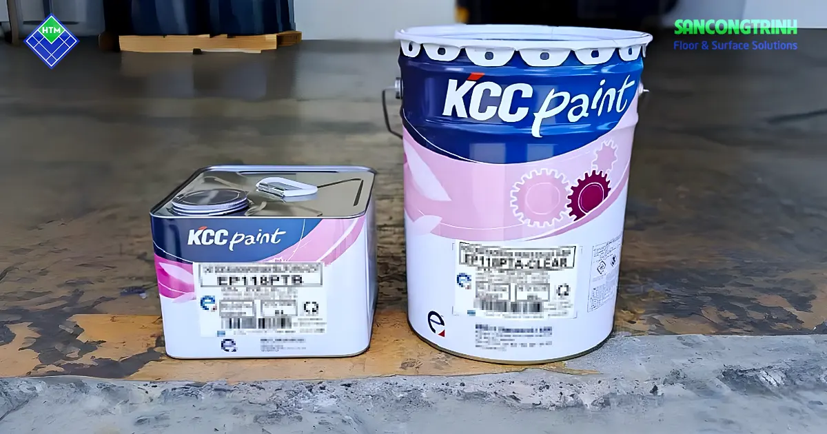 Bộ sơn epoxy KCC gồm thùng sơn chính và thành phần đóng rắn đặt trên nền bê tông