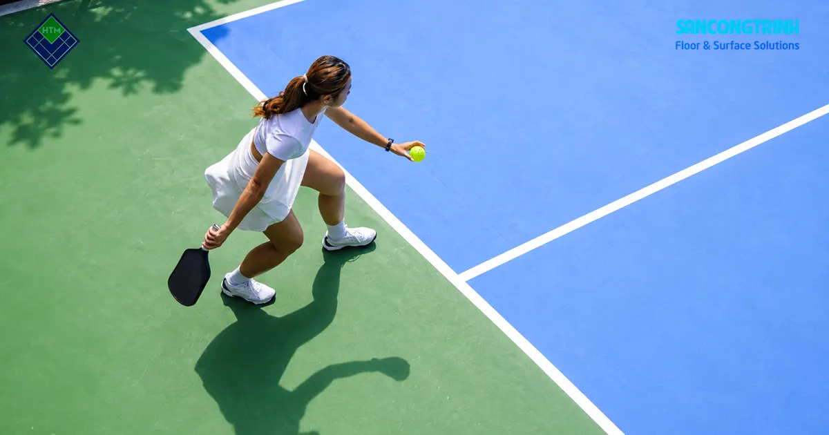 Người chơi pickleball di chuyển trên bề mặt sân hoàn thiện trong dịch vụ sơn sân pickleball tại Hải Phòng