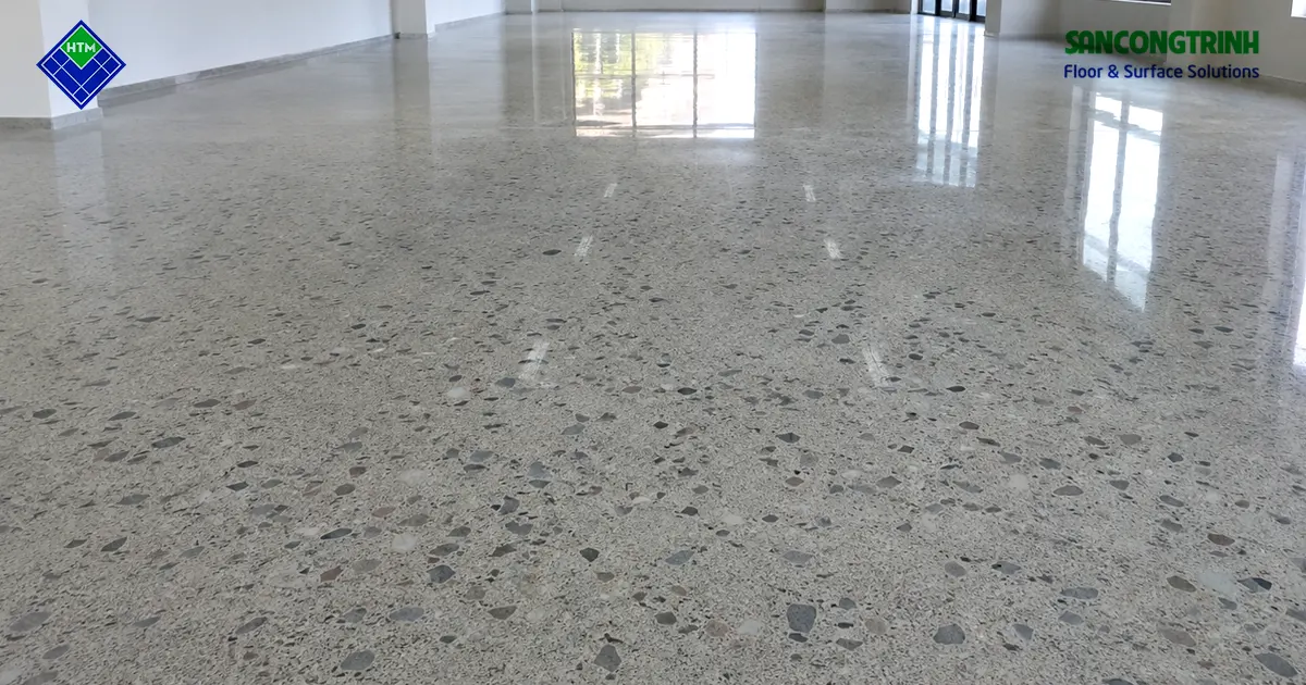 Sàn bê tông mài lộ đá hoàn thiện với cốt liệu đá tự nhiên lộ rõ và bề mặt đánh bóng trong công trình nội thất